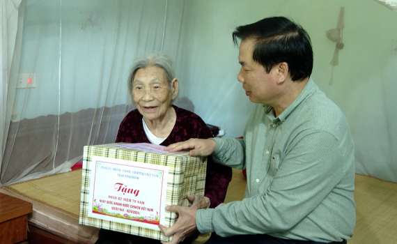 Đồng ch&iacute; Tống Quang Th&igrave;n thăm, tặng qu&agrave; l&atilde;o th&agrave;nh c&aacute;ch mạng nh&acirc;n dịp Quốc kh&aacute;nh 2/9