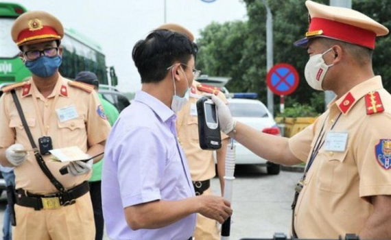 Đề xuất hạ thấp mức phạt tiền vi phạm nồng độ cồn chưa vượt qu&aacute; 0,25 miligam/l&iacute;t kh&iacute; thở