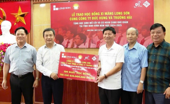 100 suất học bổng được trao cho học sinh c&oacute; ho&agrave;n cảnh kh&oacute; khăn