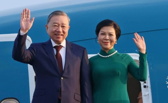 Tổng B&iacute; thư T&ocirc; L&acirc;m v&agrave; phu nh&acirc;n l&ecirc;n đường thăm cấp nh&agrave; nước Đại H&agrave;n D&acirc;n Quốc