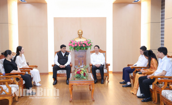 Đồng ch&iacute; Ph&oacute; Chủ tịch Thường trực UBND tỉnh tiếp x&atilde; giao Gi&aacute;m đốc điều h&agrave;nh C&ocirc;ng ty Innovations India (Ấn Độ)