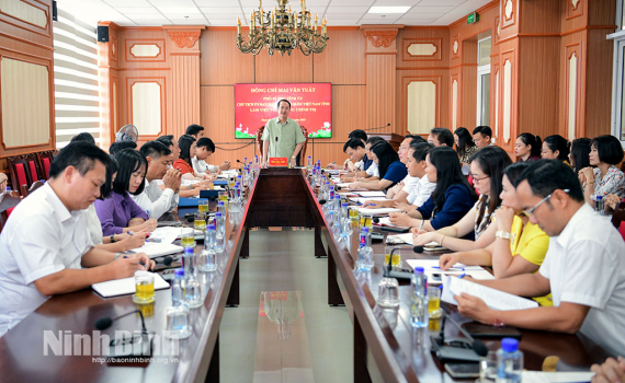 Đồng ch&iacute; Ph&oacute; B&iacute; thư Tỉnh ủy, Chủ tịch Uỷ ban MTTQ Việt Nam tỉnh l&agrave;m việc với Trường Ch&iacute;nh trị tỉnh