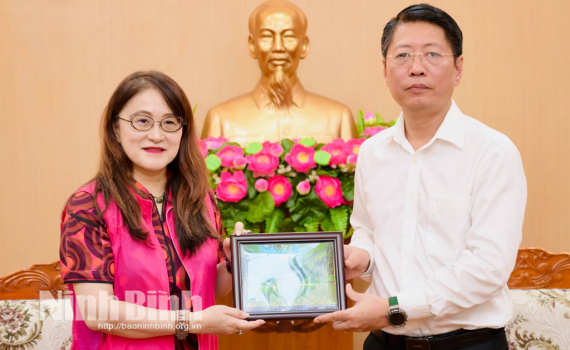Đồng ch&iacute; Ph&oacute; Chủ tịch Thường trực UBND tỉnh tiếp Đo&agrave;n c&ocirc;ng t&aacute;c của Hiệp hội Nhiếp ảnh Hoa Kỳ