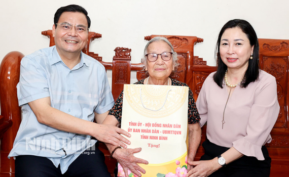 Đồng ch&iacute; Ph&oacute; B&iacute; thư Thường trực Tỉnh ủy Đinh Thị Lụa thăm, tặng qu&agrave; c&aacute;c gia đ&igrave;nh ch&iacute;nh s&aacute;ch, người c&oacute; c&ocirc;ng nh&acirc;n dịp kỷ niệm 80 năm ng&agrave;y Quốc kh&aacute;nh