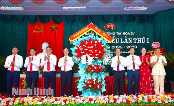 Đồng ch&iacute; Phạm Quang Ngọc, Ph&oacute; B&iacute; thư Tỉnh ủy, Chủ tịch UBND tỉnh dự v&agrave; chỉ đạo Đại hội Đảng bộ phường T&acirc;y Hoa Lư, nhiệm kỳ 2025 - 2030