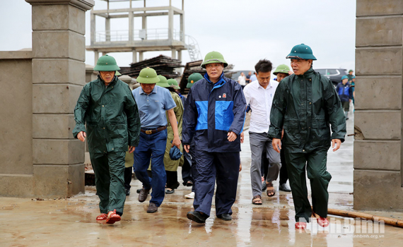 Đồng ch&iacute; Ph&oacute; B&iacute; thư Tỉnh ủy, Chủ tịch HĐND tỉnh L&ecirc; Quốc Chỉnh kiểm tra c&ocirc;ng t&aacute;c ứng ph&oacute; b&atilde;o số 5