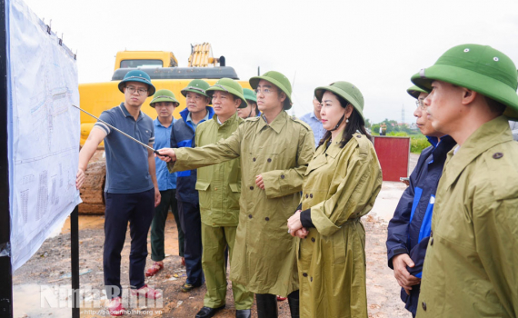 Đồng ch&iacute; Ph&oacute; B&iacute; thư Thường trực Tỉnh ủy Đinh Thị Lụa kiểm tra c&ocirc;ng t&aacute;c ứng ph&oacute; với b&atilde;o số 5