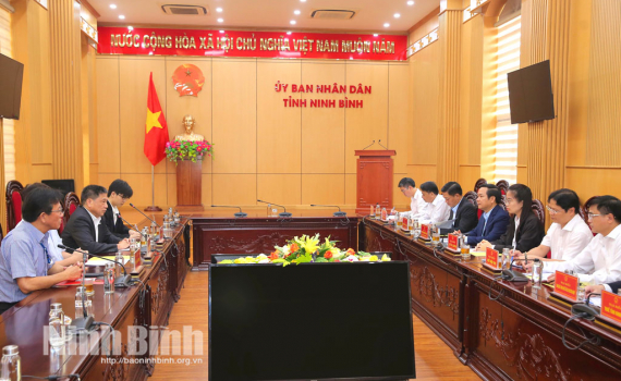 Đồng ch&iacute; Chủ tịch UBND tỉnh Phạm Quang Ngọc tiếp v&agrave; l&agrave;m việc với C&ocirc;ng ty TNHH AUO Việt Nam