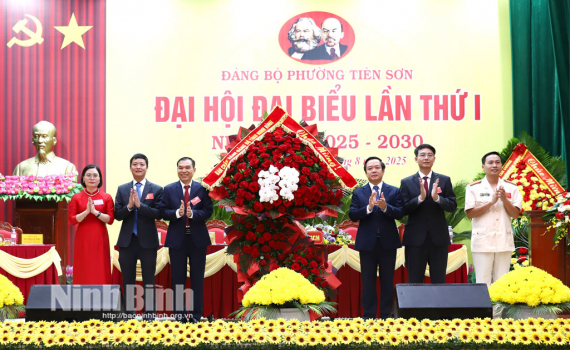Đồng ch&iacute; Chủ tịch UBND tỉnh Phạm Quang Ngọc dự v&agrave; chỉ đạo Đại hội Đảng bộ phường Ti&ecirc;n Sơn, nhiệm kỳ 2025-2030