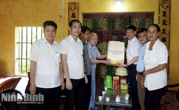 Đồng ch&iacute; Trưởng Ban Tuy&ecirc;n gi&aacute;o v&agrave; D&acirc;n vận Tỉnh ủy thăm, tặng qu&agrave; nh&acirc;n kỷ niệm 80 năm ng&agrave;y Quốc kh&aacute;nh