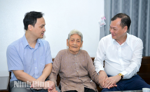 Đồng ch&iacute; L&ecirc; Quốc Chỉnh, Ph&oacute; B&iacute; thư Tỉnh ủy, Chủ tịch HĐND tỉnh thăm, tặng qu&agrave; c&aacute;c gia đ&igrave;nh ch&iacute;nh s&aacute;ch, người c&oacute; c&ocirc;ng với c&aacute;ch mạng tại phường T&acirc;y Hoa Lư