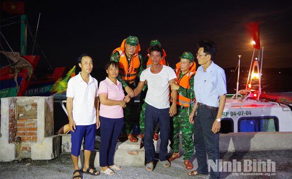 Bộ đội Bi&ecirc;n ph&ograve;ng tỉnh phối hợp t&igrave;m kiếm, cứu nạn th&agrave;nh c&ocirc;ng ngư d&acirc;n gặp nạn tr&ecirc;n biển