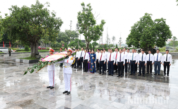 Đo&agrave;n đại biểu l&atilde;nh đạo tỉnh d&acirc;ng hương nh&acirc;n kỷ niệm 80 năm ng&agrave;y Quốc kh&aacute;nh (2/9/1945-2/9/2025)