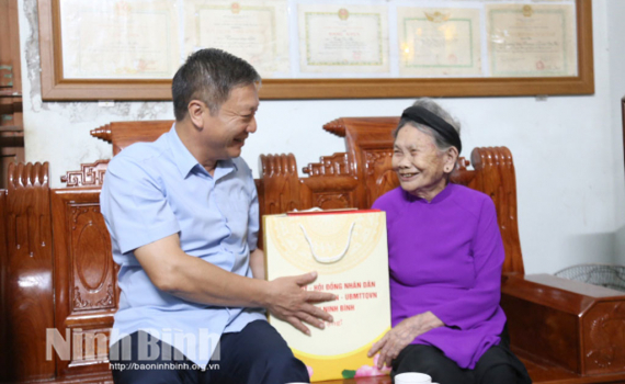 C&aacute;c đồng ch&iacute; l&atilde;nh đạo tỉnh thăm, tặng qu&agrave; c&aacute;c gia đ&igrave;nh ch&iacute;nh s&aacute;ch, người c&oacute; c&ocirc;ng nh&acirc;n dịp kỷ niệm 80 năm ng&agrave;y Quốc kh&aacute;nh