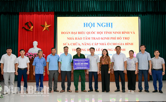 Đo&agrave;n ĐBQH tỉnh trao kinh ph&iacute; hỗ trợ sửa chữa nh&agrave; cho gia đ&igrave;nh thương binh c&oacute; ho&agrave;n cảnh kh&oacute; khăn tại x&atilde; Hiển Kh&aacute;nh