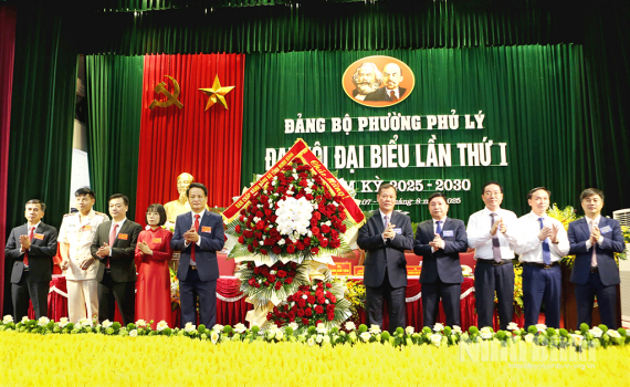 Đồng ch&iacute; Ph&oacute; B&iacute; thư Tỉnh ủy, Chủ tịch HĐND tỉnh dự Đại hội đại biểu Đảng bộ phường Phủ L&yacute; nhiệm kỳ 2025-2030