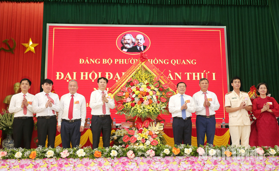 Đồng ch&iacute; Ph&oacute; Trưởng Ban Thường trực Ban Tuy&ecirc;n gi&aacute;o v&agrave; D&acirc;n vận Trung ương dự Đại hội đại biểu Đảng bộ phường Hồng Quang nhiệm kỳ 2025-2030