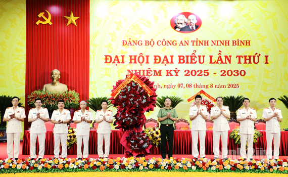 Đồng ch&iacute; Thứ trưởng Bộ C&ocirc;ng an Trần Quốc Tỏ dự Đại hội đại biểu Đảng bộ C&ocirc;ng an tỉnh nhiệm kỳ 2025-2030