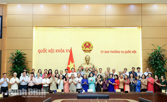 Đồng ch&iacute; Ph&oacute; Chủ tịch Quốc hội Nguyễn Thị Thanh gặp mặt Đo&agrave;n đại biểu Quốc hội c&aacute;c kh&oacute;a tỉnh Ninh B&igrave;nh