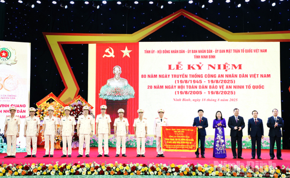 Tổ chức trọng thể Lễ kỷ niệm 80 năm Ng&agrave;y truyền thống C&ocirc;ng an nh&acirc;n d&acirc;n Việt Nam v&agrave; 20 năm Ng&agrave;y hội to&agrave;n d&acirc;n bảo vệ an ninh Tổ quốc