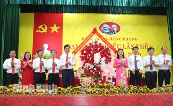 Đồng ch&iacute; Ph&oacute; B&iacute; thư Thường trực Tỉnh ủy Đinh Thị Lụa dự v&agrave; chỉ đạo Đại hội Đảng bộ x&atilde; Hồng Phong nhiệm kỳ 2025 - 2030