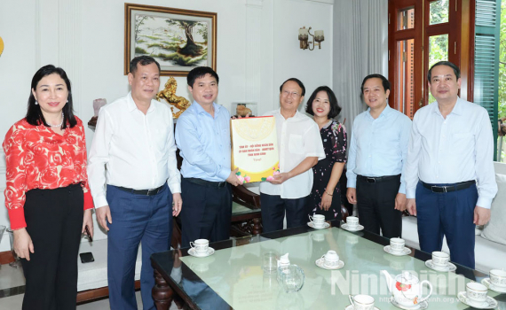 C&aacute;c đồng ch&iacute; Thường trực Tỉnh ủy thăm, tặng qu&agrave; c&aacute;c đồng ch&iacute; nguy&ecirc;n l&atilde;nh đạo Tỉnh ủy c&aacute;c thời kỳ