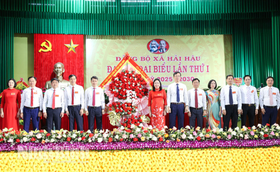 Đồng ch&iacute; Ph&oacute; B&iacute; thư Thường trực Tỉnh ủy Đinh Thị Lụa dự v&agrave; chỉ đạo Đại hội Đảng bộ x&atilde; Hải Hậu, nhiệm kỳ 2025-2030
