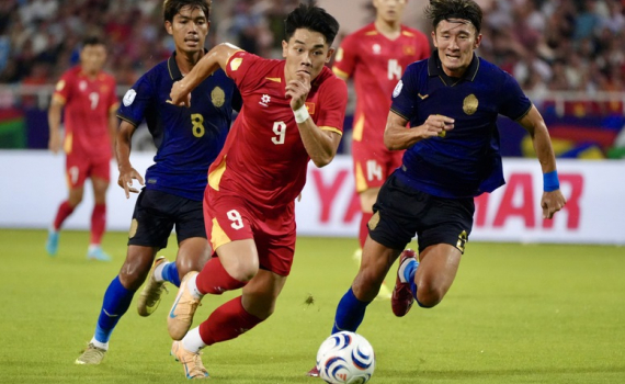 Việt Nam 3-1 Campuchia: Đ&igrave;nh Bắc lập c&uacute; đ&uacute;p b&agrave;n thắng, Đội tuyển Việt Nam gi&agrave;nh v&eacute; v&agrave;o b&aacute;n kết