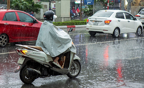 Thời tiết h&ocirc;m nay (15-8): Khu vực Bắc Bộ c&oacute; mưa r&agrave;o v&agrave; d&ocirc;ng rải r&aacute;c