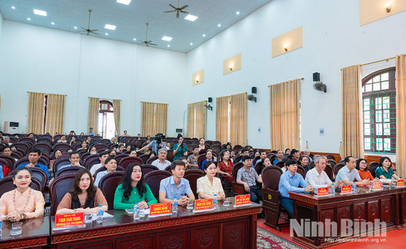 X&atilde; Y&ecirc;n M&ocirc; bế mạc lớp tập huấn, bồi dưỡng h&aacute;t Ch&egrave;o, h&aacute;t Văn, h&aacute;t Xẩm năm 2026