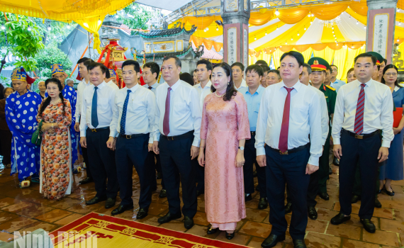 D&acirc;ng hương tưởng niệm 762 năm ng&agrave;y mất của Thống quốc Th&aacute;i sư Trần Thủ Độ