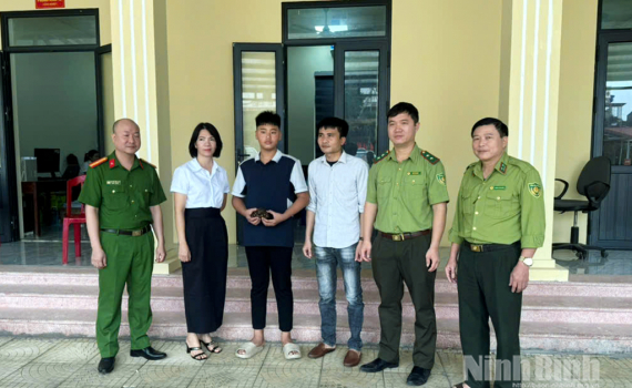 Người d&acirc;n tự nguyện giao nộp c&aacute; thể r&ugrave;a Sa Nh&acirc;n qu&yacute; hiếm