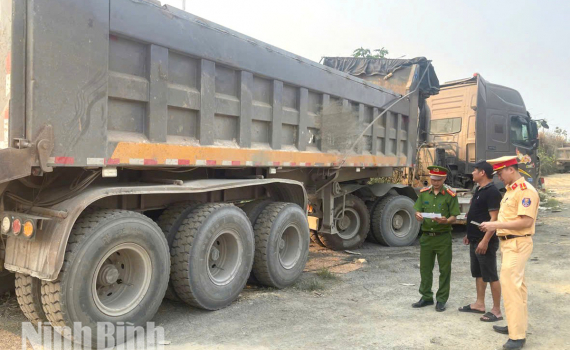 C&ocirc;ng an tỉnh Ninh B&igrave;nh triển khai cao điểm kiểm tra, xử l&yacute; vi phạm về tải trọng phương tiện trước m&ugrave;a mưa lũ