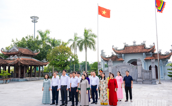 Trường Ch&iacute;nh trị tỉnh d&acirc;ng hương tưởng niệm 60 năm ng&agrave;y hy sinh của Mười c&ocirc; g&aacute;i d&acirc;n qu&acirc;n ph&aacute;o ph&ograve;ng kh&ocirc;ng Lam Hạ
