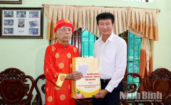 Đồng ch&iacute; B&iacute; thư Tỉnh ủy Trần Huy Tuấn thăm, tặng qu&agrave; c&aacute;n bộ tiền khởi nghĩa tại phường Trường Thi