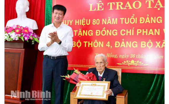 Đồng ch&iacute; B&iacute; thư Tỉnh ủy Trần Huy Tuấn trao tặng Huy hiệu 80 năm tuổi Đảng cho đảng vi&ecirc;n tại x&atilde; Xu&acirc;n Hồng