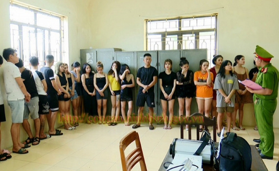 22 thanh ni&ecirc;n nam, nữ dương t&iacute;nh với chất ma tu&yacute; trong kh&aacute;ch sạn