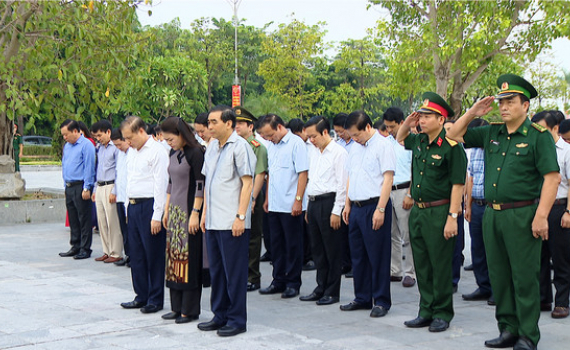 C&aacute;c đồng ch&iacute; L&atilde;nh đạo tỉnh d&acirc;ng hương nh&acirc;n kỷ niệm C&aacute;ch mạng th&aacute;ng T&aacute;m v&agrave; Quốc kh&aacute;nh 2/9 