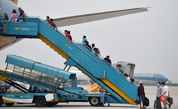 Chỉ b&aacute;n v&eacute; bay quốc tế cho h&agrave;nh kh&aacute;ch đ&atilde; c&oacute; địa chỉ c&aacute;ch ly