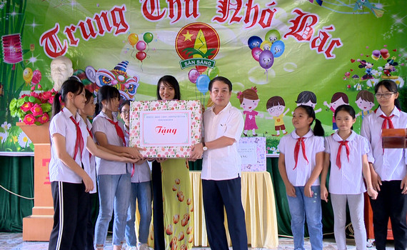 C&aacute;c đồng ch&iacute; l&atilde;nh đạo tỉnh thăm, tặng qu&agrave; nh&acirc;n dịp Tết Trung thu