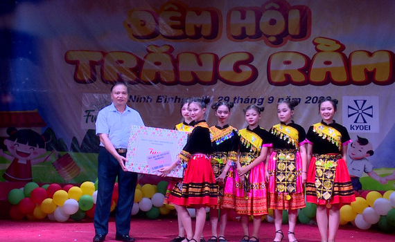 Đồng ch&iacute; Trần Hồng Quảng dự v&agrave; chung vui với c&aacute;c em thiếu nhi tại "Đ&ecirc;m hội Trăng rằm"
