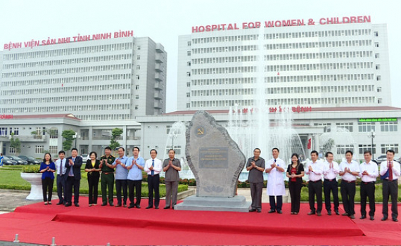 Gắn biển c&ocirc;ng tr&igrave;nh Dự &aacute;n Bệnh viện Sản Nhi Ninh B&igrave;nh