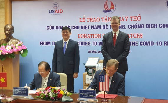 Hoa Kỳ trao tặng Việt Nam 100 m&aacute;y thở hỗ trợ ph&ograve;ng, chống Covid-19