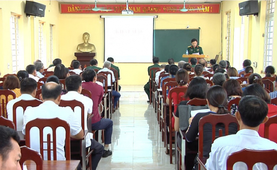 Hoa Lư bồi dưỡng kiến thức QPAN cho c&aacute;n bộ đối tượng 4