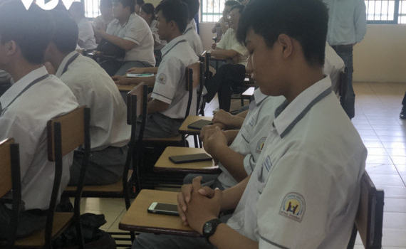 Học sinh sử dụng điện thoại trong giờ học: Cấm hay quản đều kh&oacute;
