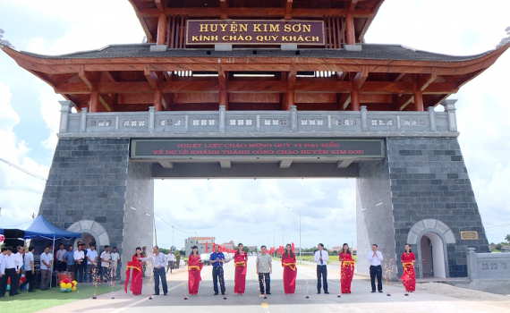 Kh&aacute;nh th&agrave;nh cổng ch&agrave;o huyện Kim Sơn