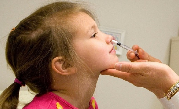 Trung Quốc ph&ecirc; chuẩn vaccine ngừa Covid-19 dạng xịt mũi
