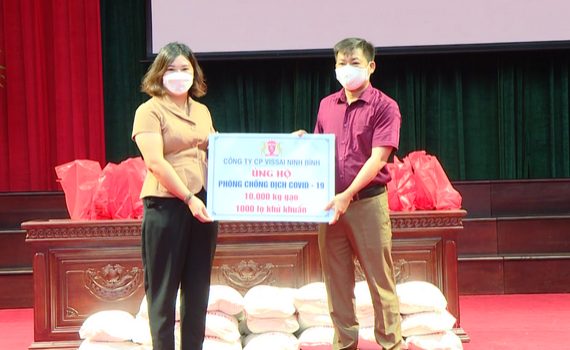 Gia Viễn tặng qu&agrave; cho hộ ngh&egrave;o v&agrave; người d&acirc;n ở khu c&aacute;ch ly tập trung