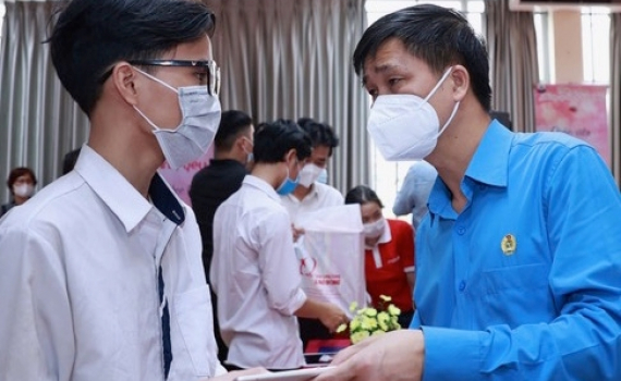 Hỗ trợ 200.000 t&agrave;i khoản học tập c&ugrave;ng g&oacute;i sản phẩm gi&aacute;o dục trị gi&aacute; 100 tỷ
