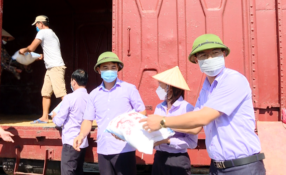 Trao n&ocirc;ng sản cho hội vi&ecirc;n n&ocirc;ng d&acirc;n TP.HCM v&agrave; B&igrave;nh Dương